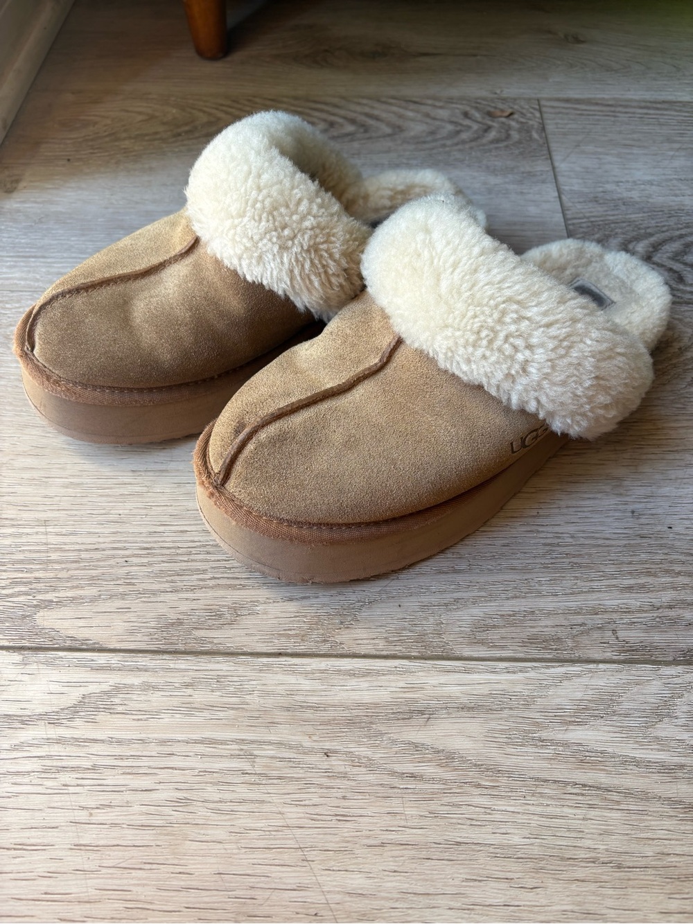 UGG disquette Cream Cozy Shearling Slide